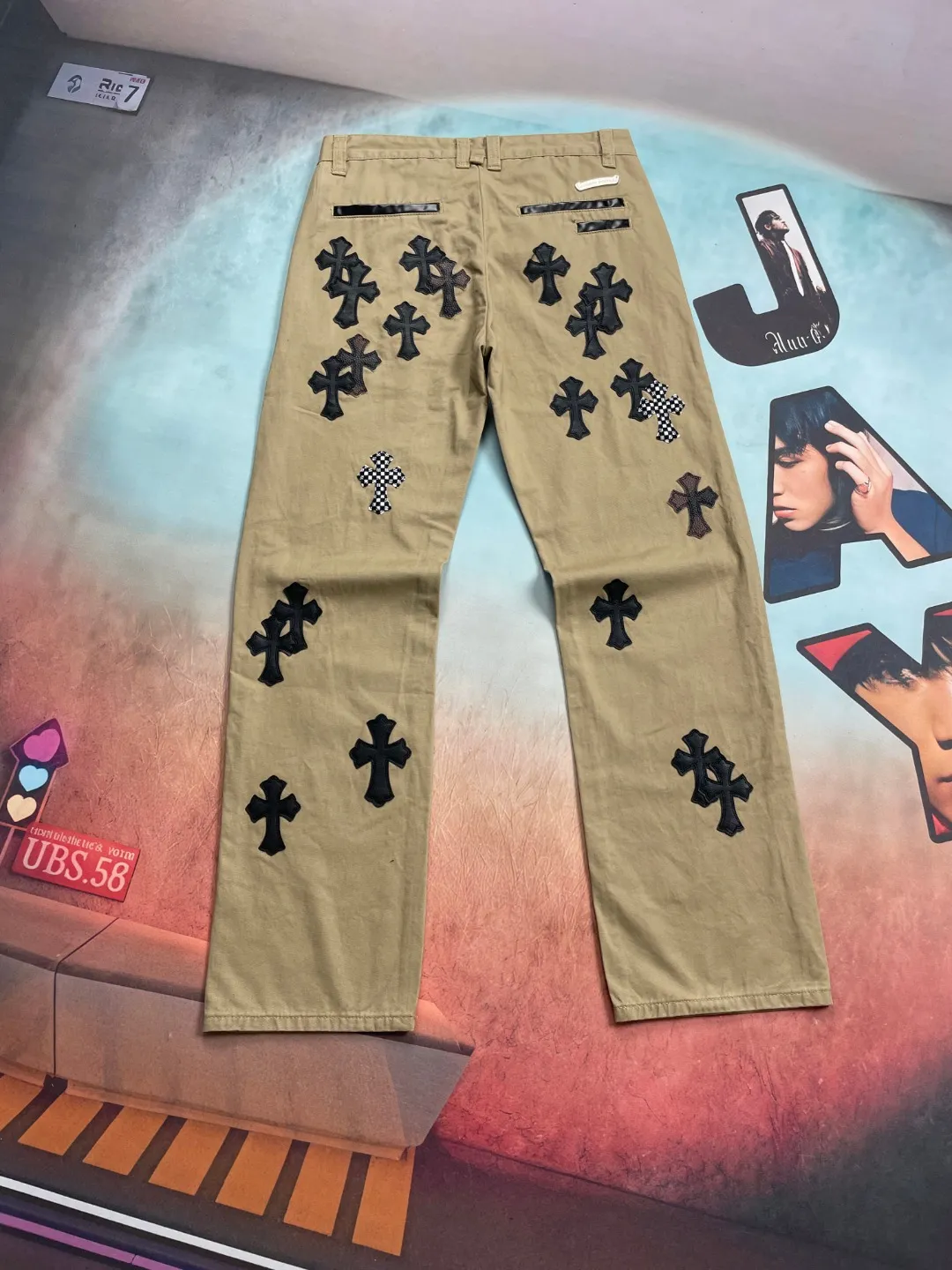 🅿️290 🔘Style No.-KL158 🔘Cro Heart𝐂𝐡𝐫𝐨𝐦𝐞 𝐇𝐞𝐚𝐫𝐭💥Breaking hot style💥Camouflage checkerboard horse hair cross patch khaki casual jeans* [same style as Angelababy] Chrome full of exploring the ultimate in fashion Hearts新款克罗心裤子，巧妙融合迷彩十字、棋盘马毛十字等元素，打破传统界限。 The clever fusion of Mattyboy’s same style, overalls and khaki jeans brings endless matching inspiration to fashionistas.  This pair of Crow Heart overalls not only presents a unique retro style, but also takes into account both comfort and sophistication with its wide-leg fit and loose design.中高腰设计搭配慵懒又随意的风格，既显腿长又保持休闲感，是潮男潮女的时尚必备之选。  Khaki overalls are unique in leather matching and color selection, making them the leader among overalls. Chrome Hearts' khaki cross chino casual pants have a prince-like aristocratic feel. The pants have 40 panels of leather and full texture. The W34 size is perfectly presented and has become the focus of the forefront of fashion. Whether it's for daily wear or a trendy try, these pants can bring you an excellent fashion experience.  Size: S M L XL XXL (28.30.32.34.36) Color: Khaki